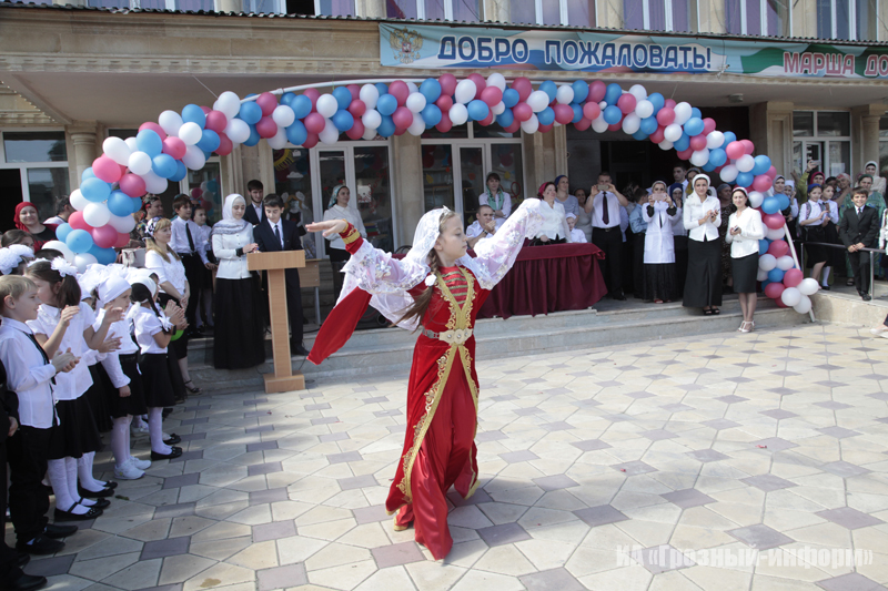 Школьная форма грозный. 1 сентября в чечне. 1 сентября в чечне. Ахмат юртовская школа. 1 сентября в чечне.